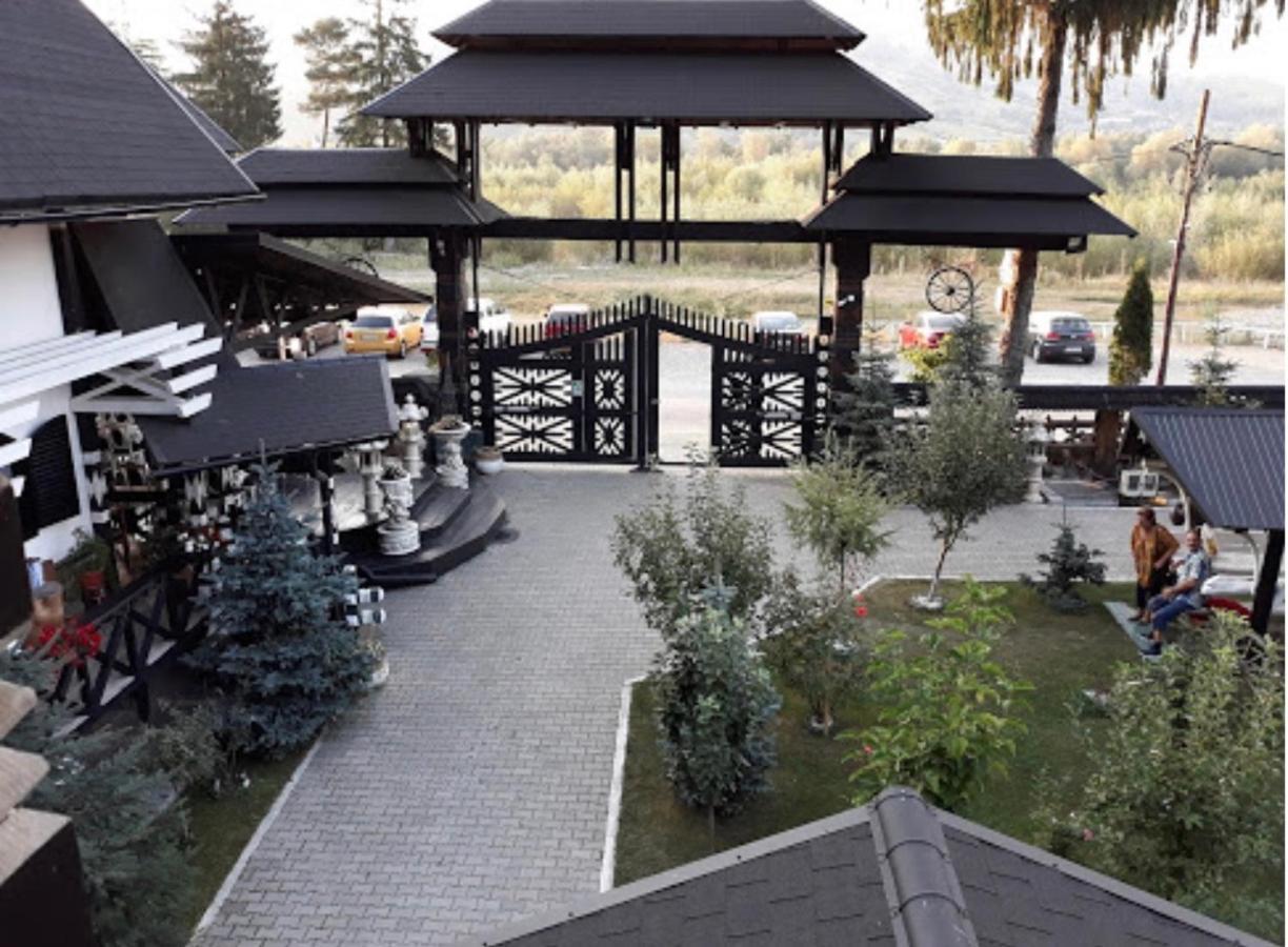 Hotel Complex Lions Bucovina Voroneț Exterior foto