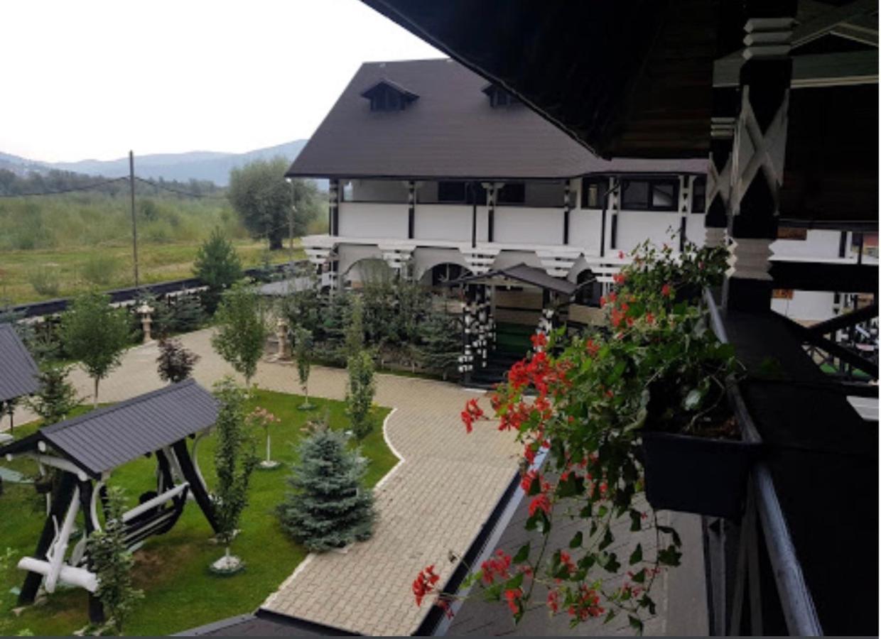 Hotel Complex Lions Bucovina Voroneț Exterior foto
